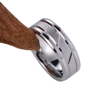 Macro di anello in tungsteno argento con superficie spazzolata e incisioni diagonali