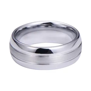 Détail macro d'une bague en tungstène avec bords polis et bande centrale brossée