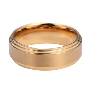 Détail d'une bague en acier tungstène doré 18 carats avec surface mate et bords étagés