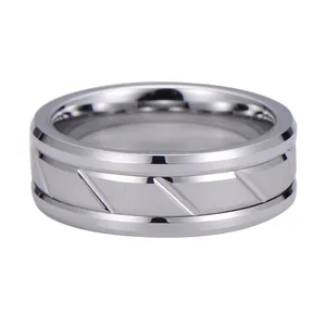 Dettaglio della finitura in metallo spazzolato e scanalature diagonali su un anello da uomo