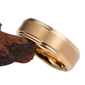Bague pour homme en tungstène doré 18K avec surface brossée et bords polis biseautés