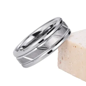 Anello da uomo in tungsteno industriale con finitura sabbiata e motivi geometrici