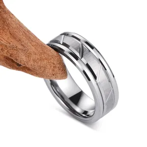 Anello largo in tungsteno spazzolato da uomo con scanalature e bordi lucidi
