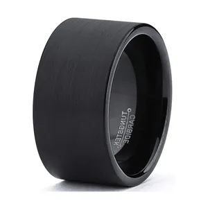 Anillo de carburo de tungsteno negro de 12mm con acabado cepillado y bordes pulidos