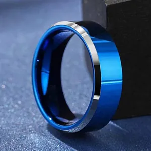 Anillo de tungsteno azul pulido para hombre con bordes biselados plateados y diseño elegante
