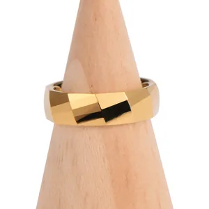 Anello in acciaio al tungsteno 18K con design geometrico sfaccettato su base in legno