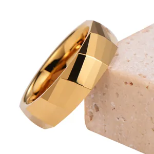 Anello in acciaio al tungsteno oro 18K con taglio a prisma geometrico su pietra