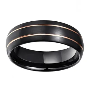Anillo de hombre de tungsteno negro cepillado con dos líneas de oro rosa y acabado pulido