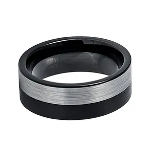 Herenring van wolfraamstaal met een geborstelde zilveren afwerking en zwarte coating