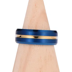 Bague homme en tungstène bleu brossé avec rainure dorée polie sur socle bois