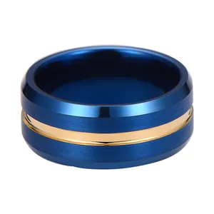 Bague en acier de tungstène bleu brossé avec insertion dorée et bords biseautés polis