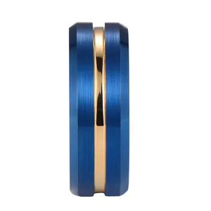 Gros plan d'une bague en tungstène brossé bleu avec incrustation en or poli