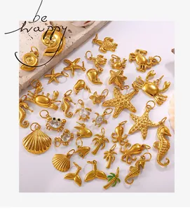 Detaillierte Sammlung goldener Meeres-Anhänger mit Seesternen, Muscheln und Meerestieren