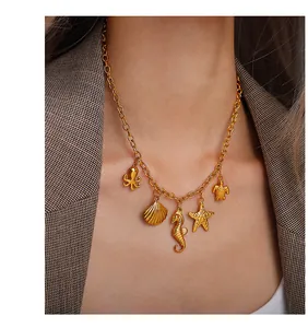 Nahaufnahme goldener Meeresanhänger mit Oktopus, Seepferdchen und Seestern an einer Kette