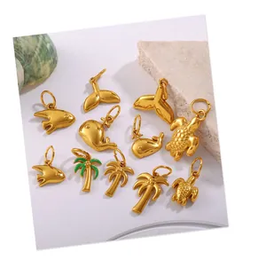 Sammlung von goldenen Meeresanhängern mit Walen, Meeresschildkröten und Palmenmotiven