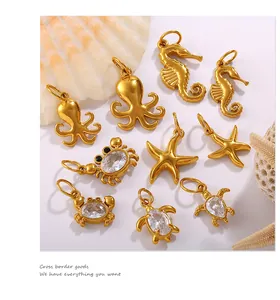 Detailansicht goldener Meeresanhänger mit Seestern- und Muschelmotiven für Schmuck