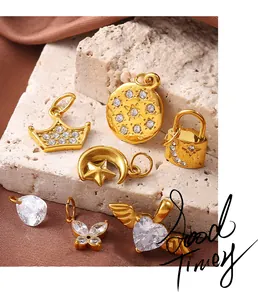 Λεπτομερής όψη επιχρυσωμένων μενταγιόν 18k με καρδιές, πεταλούδες και ζιργκόν πέτρες
