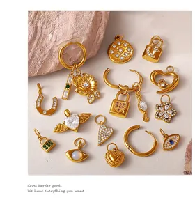 Λεπτομερής λήψη από επίχρυσα μενταγιόν 18k με καρδιές, λουλούδια και ζιργκόν
