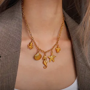 Goldene Halskette mit Meeresmotiven wie Oktopus und Seestern auf Model