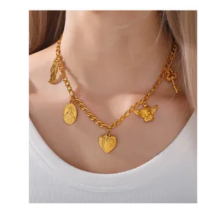Detail van een goud vergulde ketting met meerdere hangers zoals zon en hartjes