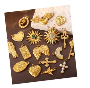 Detailopname van vergulde hangers met zon-, hart- en portretmotieven voor sieraden