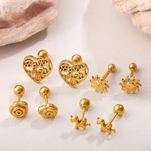 Set di orecchini a perno dorati in acciaio con forme di orso girasole e cuore