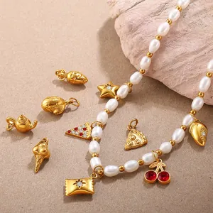 Collier en acier inoxydable plaqué or 18 carats avec perles d'eau douce et breloques