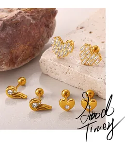 Détails de boucles d'oreilles cœur dorées avec zircons et fermoirs à vis sécurisés