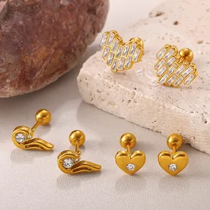 Lot de boucles d'oreilles dorées avec cœurs et cygnes sertis de zircons et fermoirs