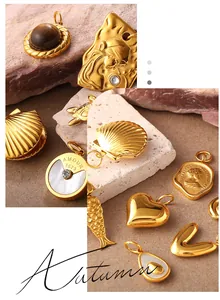 Vue détaillée de divers pendentifs dorés de style vintage avec coquillages et pièces