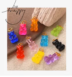 Nahaufnahme bunter Harz-Gummibärchen mit Goldringen für DIY-Schmuckherstellung