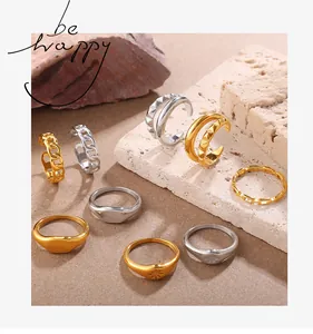 Primer plano de anillos trenzados de oro y plata y joyas con estrellas sobre piedra