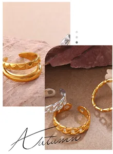 Primer plano detallado de anillo con tachuelas doradas y anillos de cadena de moda