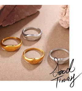 Detalle macro de anillos de sello en oro y plata con grabado de estrella sobre piedra