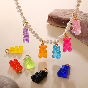 Bunte Gummibärchen-Anhänger aus Harz mit unregelmäßiger Perlenkette im natürlichen Licht