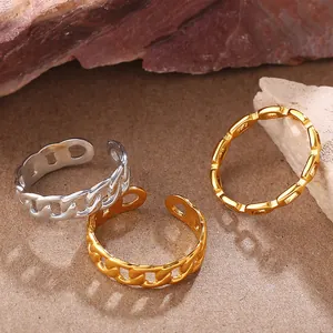 Driedelige set gedraaide geometrische ringen in goud- en zilverkleur met metaaltextuur