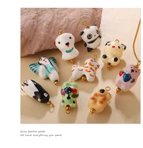 Gros plan de breloques d'animaux en céramique pour bijoux DIY avec finition émaillée lisse