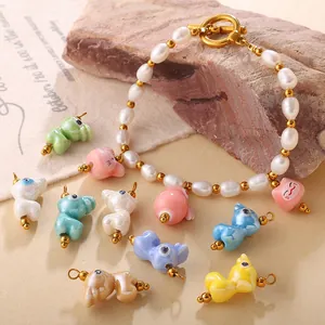 Bracelet en perles baroques avec breloques animaux en céramique et fermoir doré