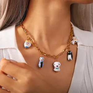 Collier à grosse chaîne dorée avec cinq pendentifs animaux en céramique colorée