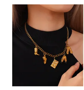 Primo piano della collana placcata oro 18 carati con ciondoli a forma di scarpe e borsa