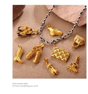 Macro dettagliata di ciondoli a forma di stivali e borse placcati oro 18K per gioielli