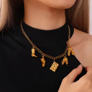 Collana a catena in acciaio placcato oro 18K con ciondoli a forma di stivale su modella
