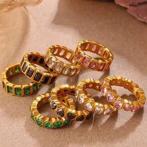 Ensemble de bagues dorées avec zircons cubiques colorés en forme de cœur et carrés