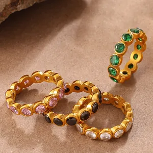 Lot de quatre bagues vintage dorées avec zircons roses noirs blancs et vert émeraude