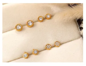 Détail de trois paires de boucles d'oreilles dorées avec zircone sur velours