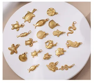 Detailansicht goldener Meeresschildkröten und Ozean-Anhängern aus Edelstahl für DIY-Schmuck