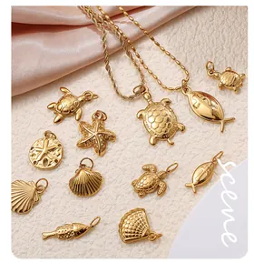Detailset aus goldenen Schildkröten, Seesternen und Muschelanhängern an Ketten