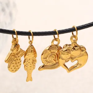 Set di ciondoli a tartaruga marina e conchiglia dorati su collana in cordino nero