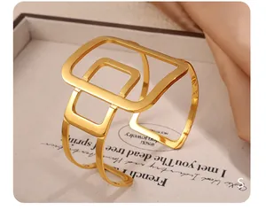 Dettaglio ravvicinato del bracciale a polsino geometrico placcato oro 18k con finitura lucida