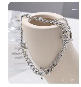 Silbernes Gothic-Dornenkettenarmband mit Karabinerverschluss auf Keramik-Requisite